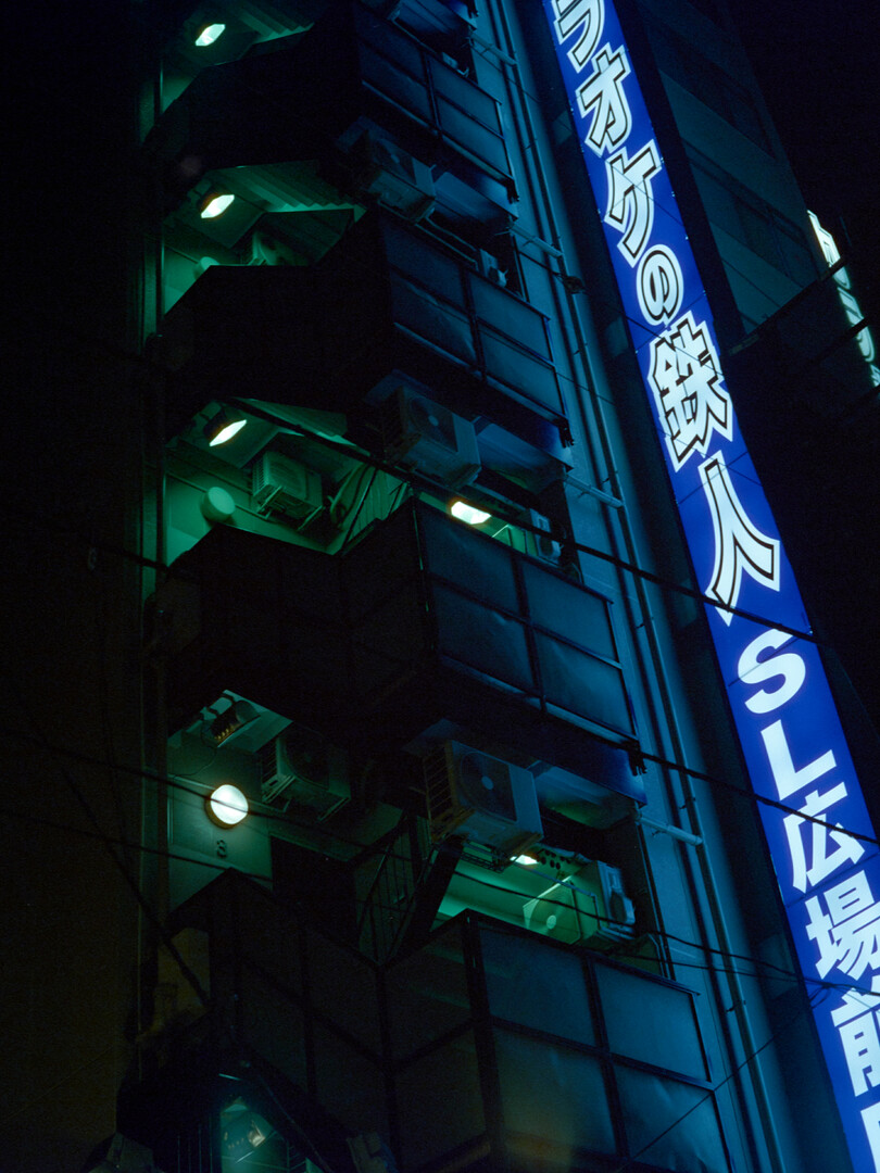 #00563 - 2025/01 - Cinestill 800t - Shinbashi