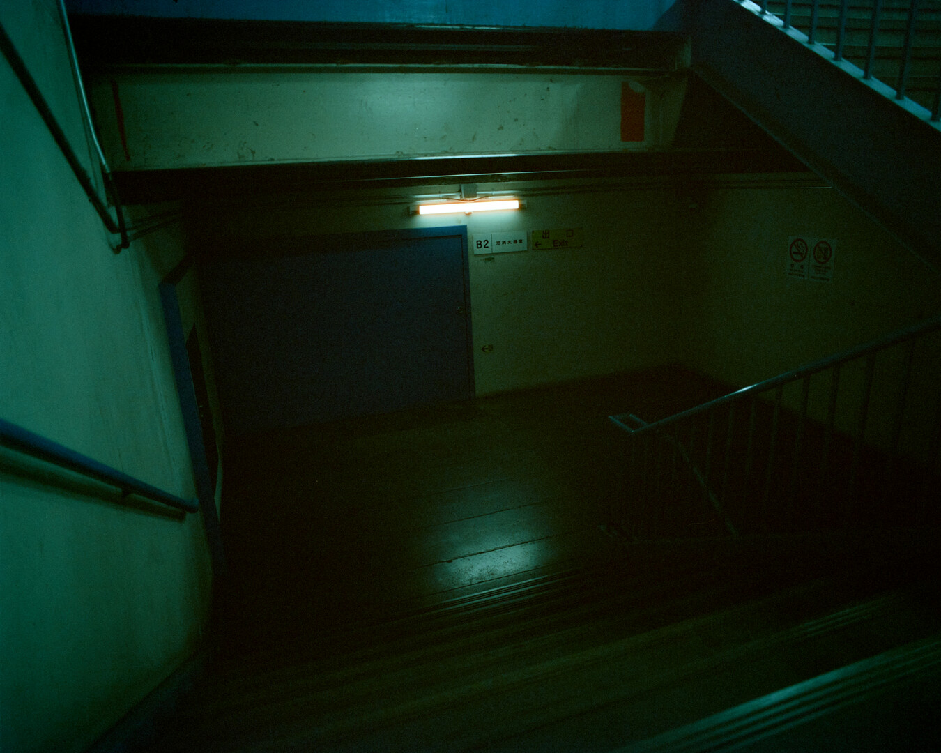 #00659 - 2025/04 - Cinestill 800T +1 - Tokyo Station