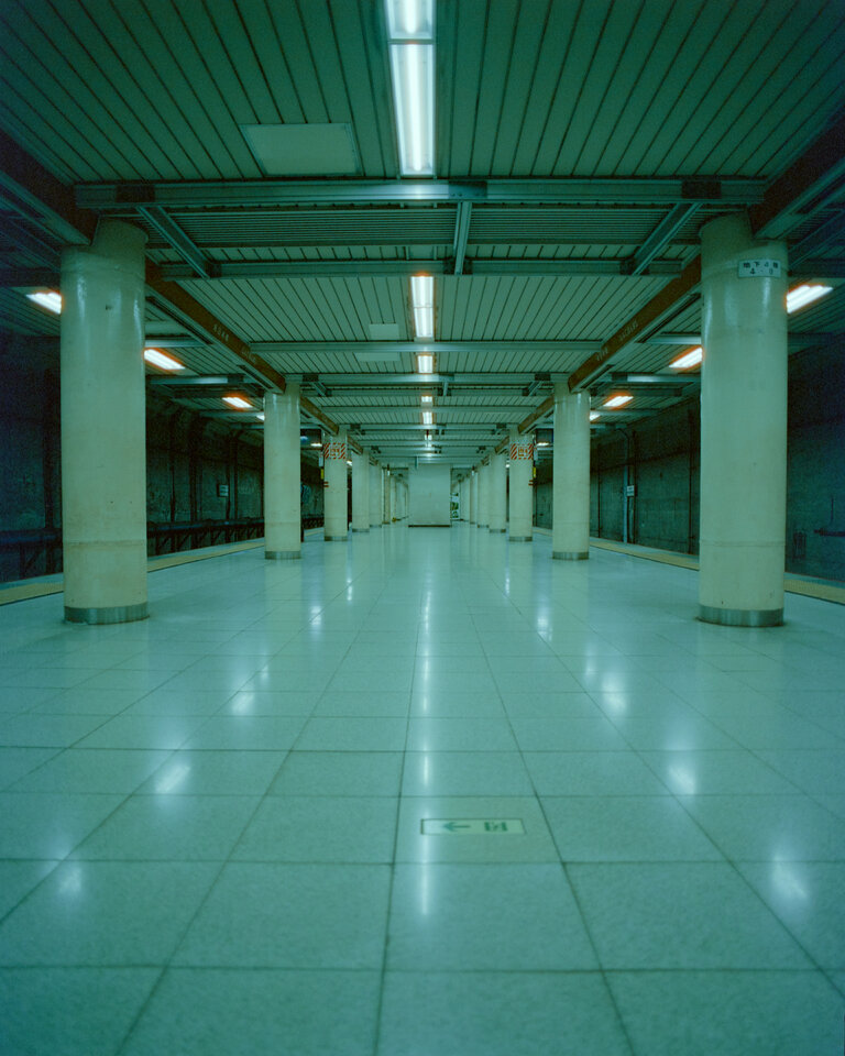 #00660 - 2025/04 - Cinestill 800T +1 - Shin-Nihonbashi