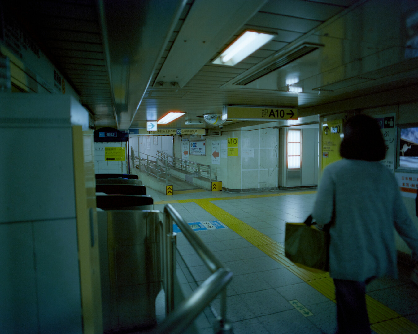 #00661 - 2025/04 - Cinestill 800T +1 - Mitsukoshimae