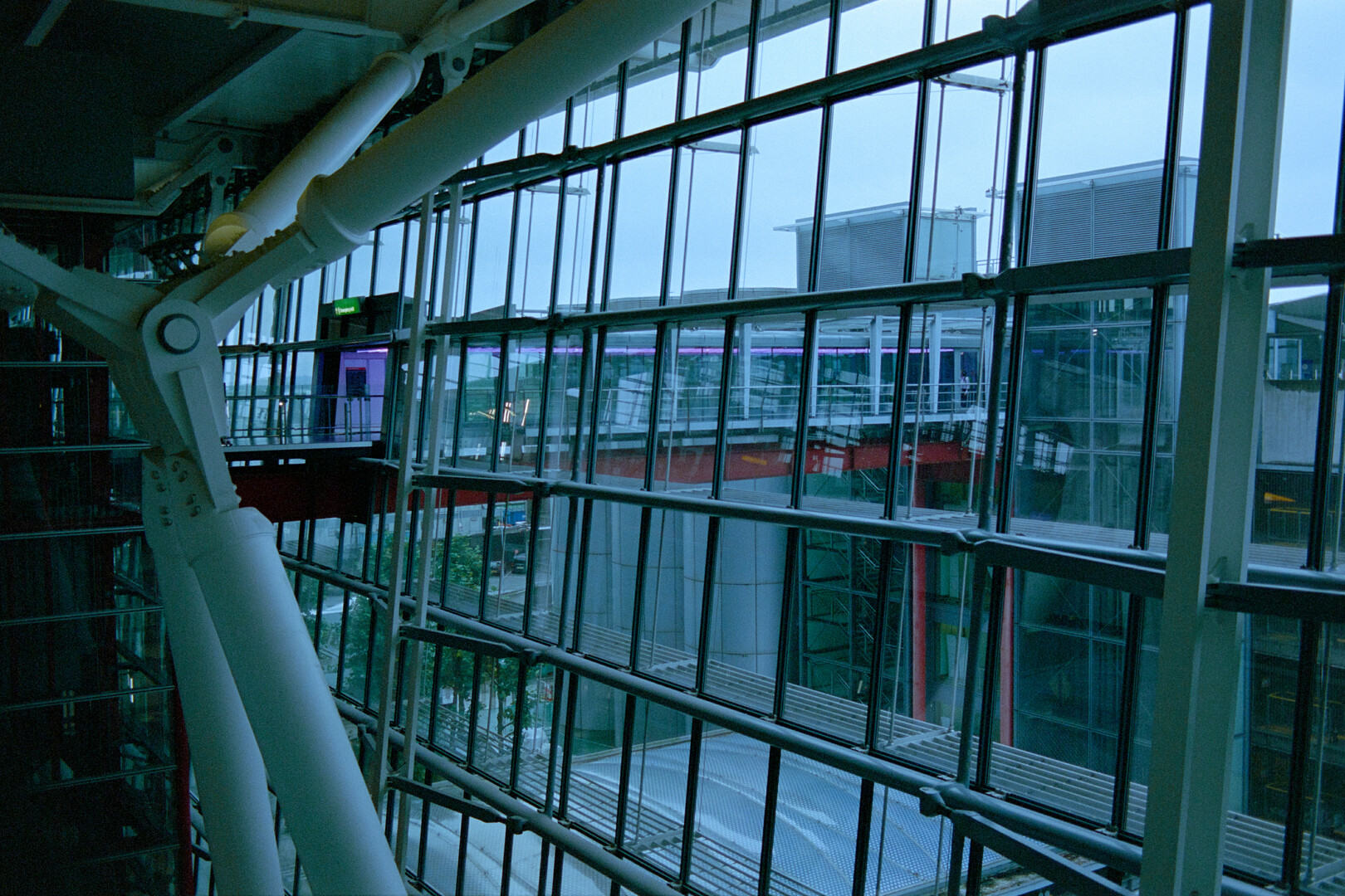 #00702 - 2025/07 - Portra 400 - Heathrow Terminal 5