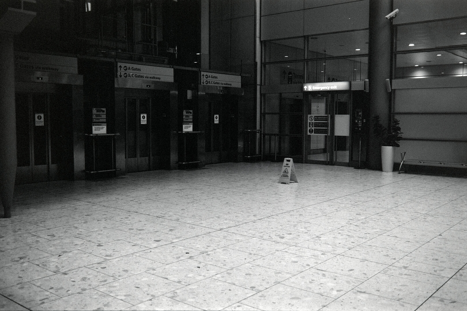 #00752 - 2025/07 - Rollei Superpan 200 - London Heathrow